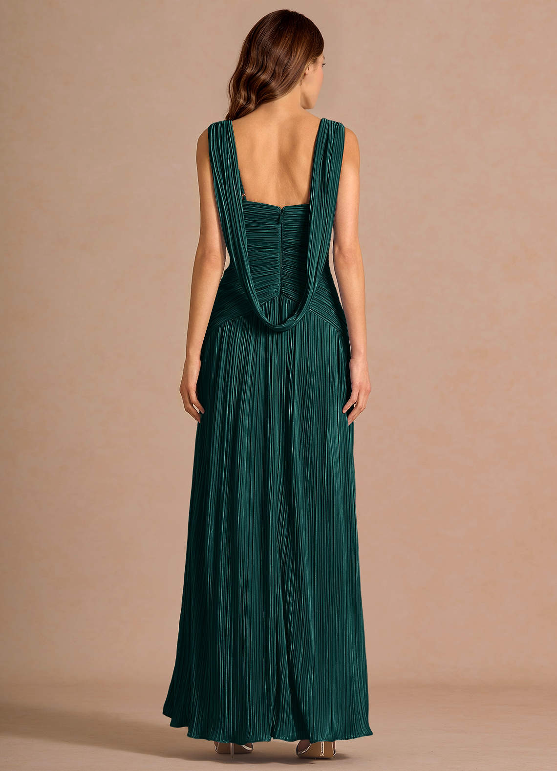 Quellia Sheath V-Neck Stretch Knit Wedding Guest Dress in Emerald Green