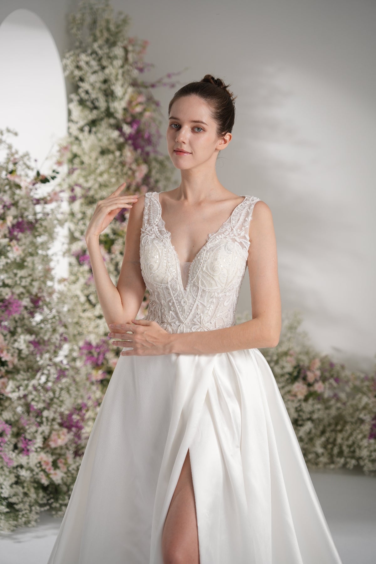 A-line V-neck Sleeveless Beading Lace Elegant Wedding Dress With Court Train zhexudai