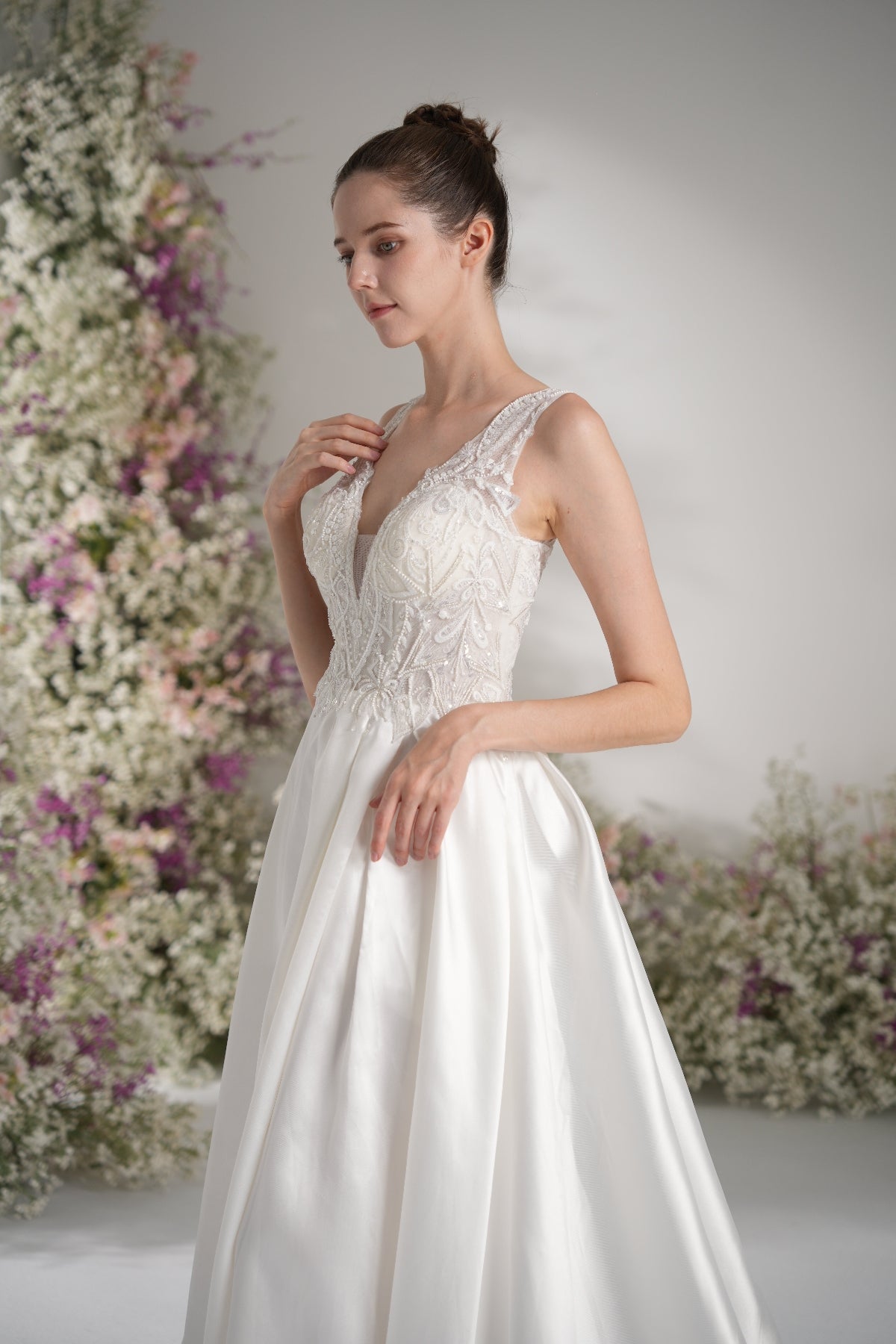 A-line V-neck Sleeveless Beading Lace Elegant Wedding Dress With Court Train zhexudai