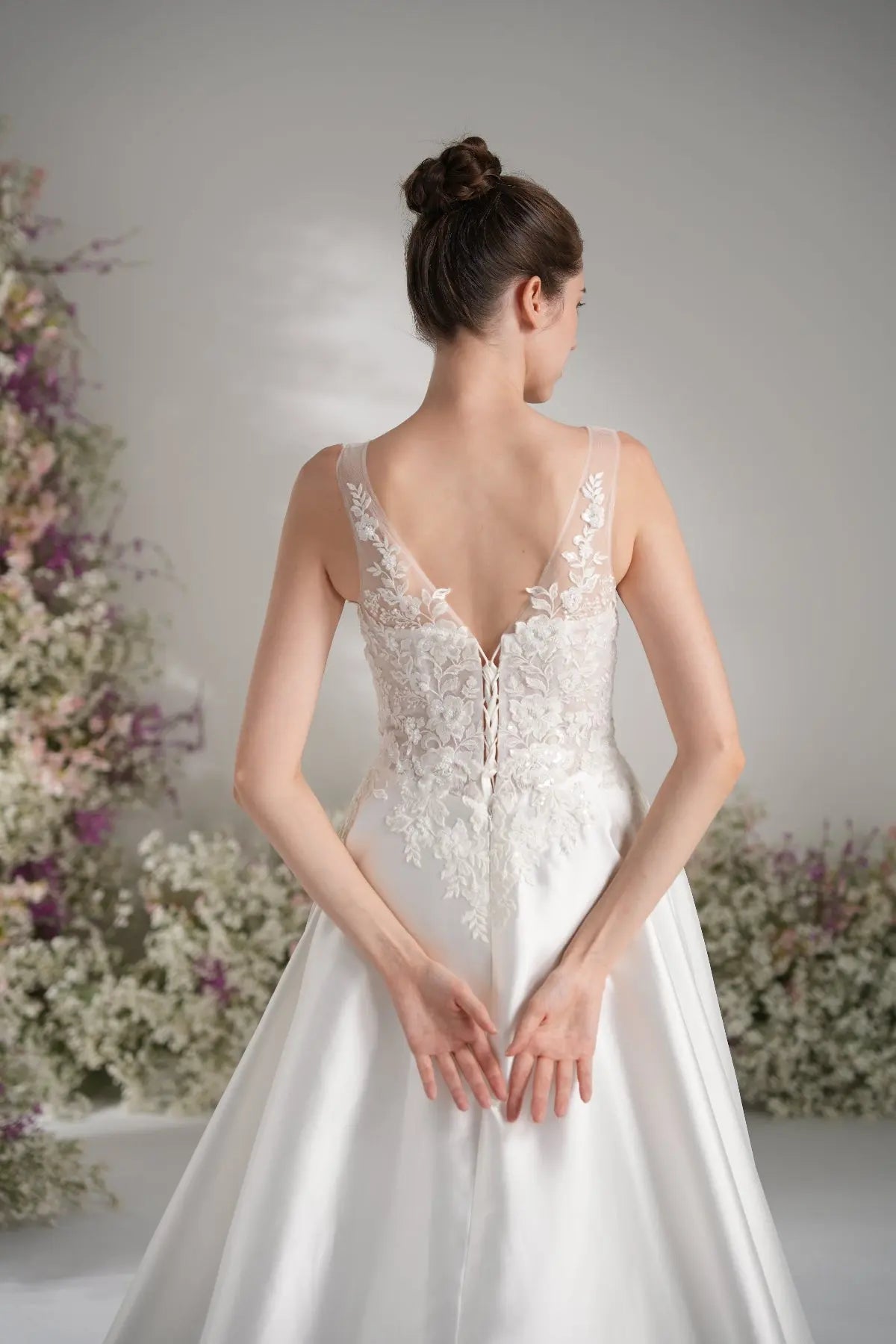 A-line V Neck Sleeveless Lace Satin Simple Wedding Dress With Court Train zhexudai