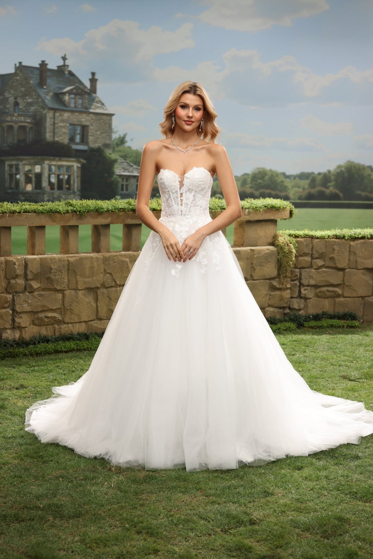 Sera white wedding dress detail view 3