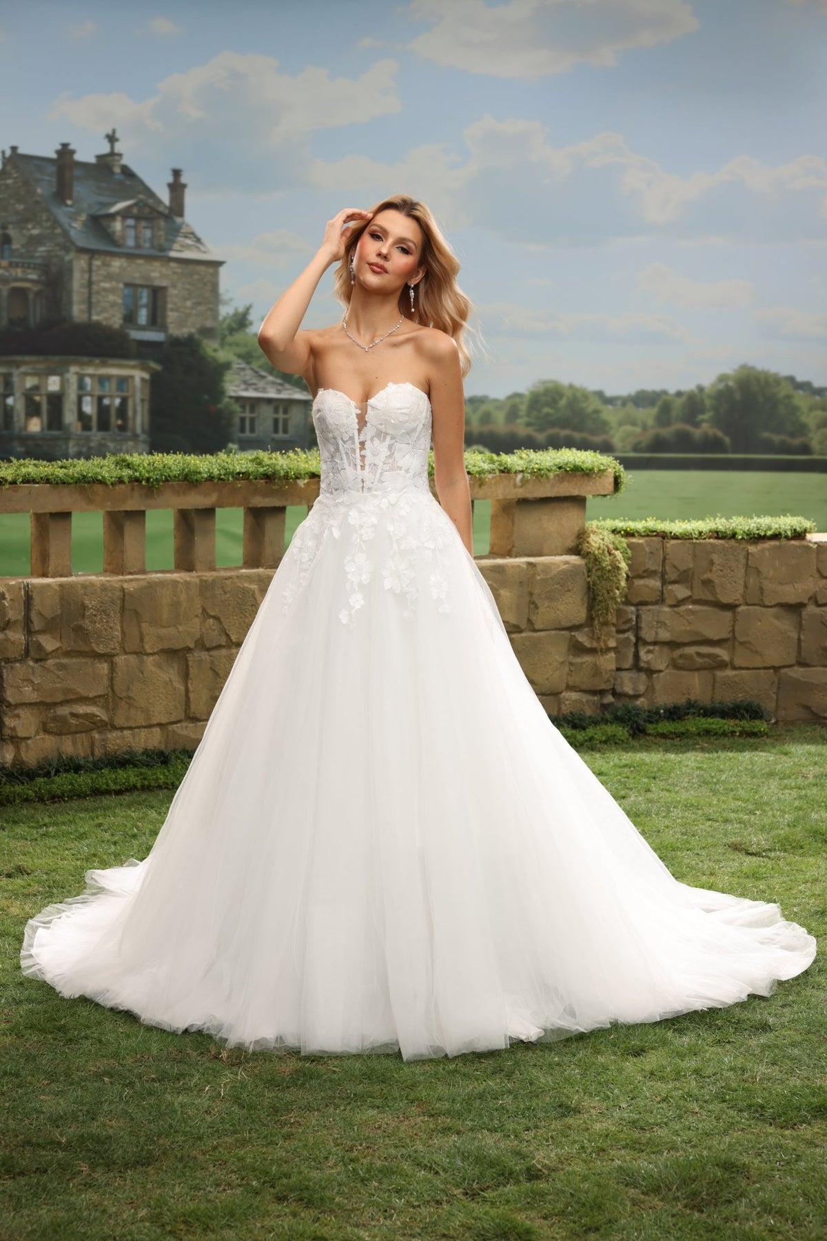 Sera white wedding dress detail view 2