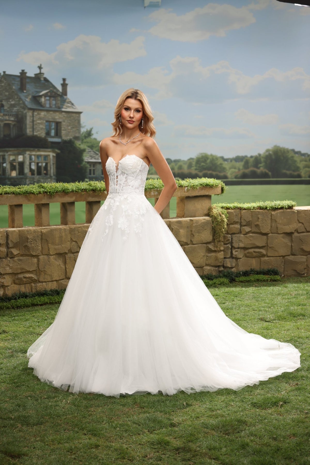 Sera white wedding dress detail view 5
